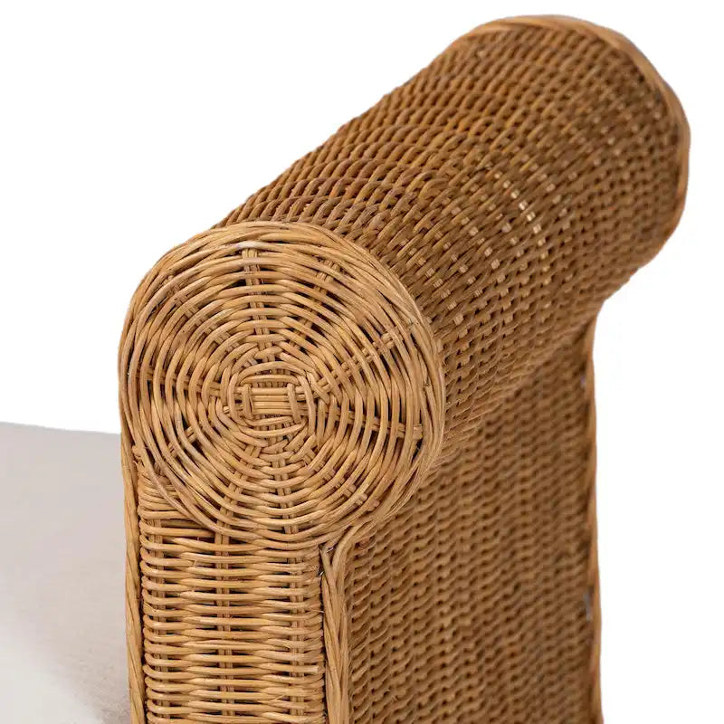 Banc en rotin naturel tressé à la main avec détails en éventail - style bohème et rustique, idéal pour une entrée, une chambre ou un salon.