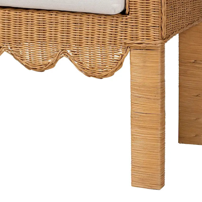 Banc en rotin naturel tressé à la main avec détails en éventail - style bohème et rustique, idéal pour une entrée, une chambre ou un salon.