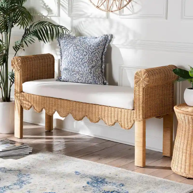 Banc en rotin naturel tressé à la main avec détails en éventail - style bohème et rustique, idéal pour une entrée, une chambre ou un salon.