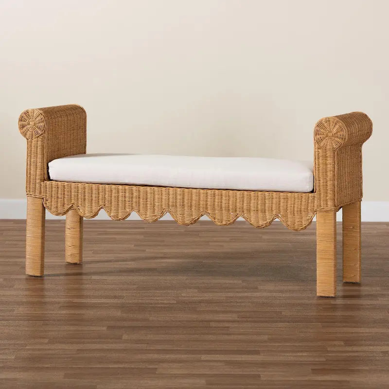 Banc en rotin naturel tressé à la main avec détails en éventail - style bohème et rustique, idéal pour une entrée, une chambre ou un salon.