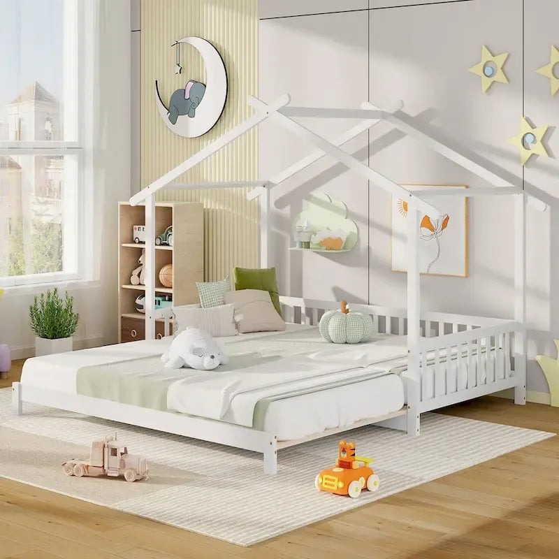 Le lit cabane en bois peut être transformé d'un lit simple en un canapé-lit king-size, avec des barrières de sécurité et des éléments décoratifs.