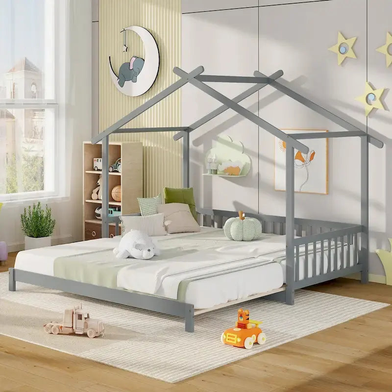 Le lit cabane en bois peut être transformé d'un lit simple en un canapé-lit king-size, avec des barrières de sécurité et des éléments décoratifs.