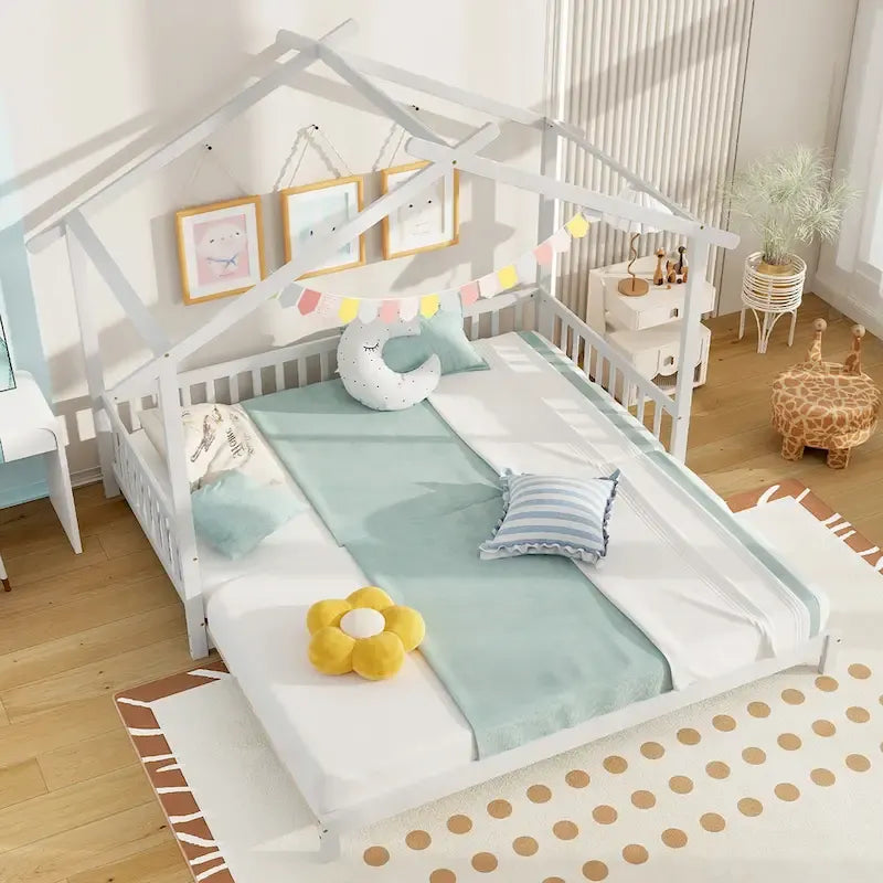 Le lit cabane en bois peut être transformé d'un lit simple en un canapé-lit king-size, avec des barrières de sécurité et des éléments décoratifs.