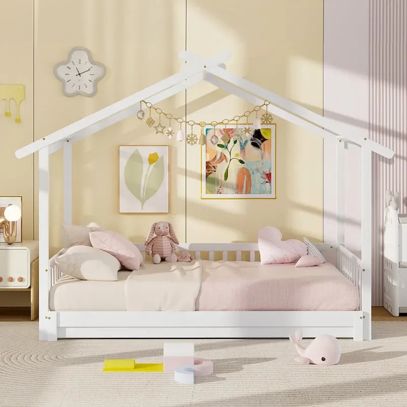 Le lit cabane en bois peut être transformé d'un lit simple en un canapé-lit king-size, avec des barrières de sécurité et des éléments décoratifs.