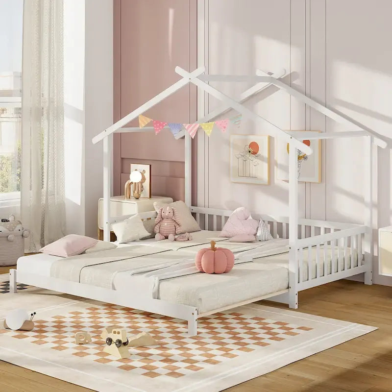 Le lit cabane en bois peut être transformé d'un lit simple en un canapé-lit king-size, avec des barrières de sécurité et des éléments décoratifs.