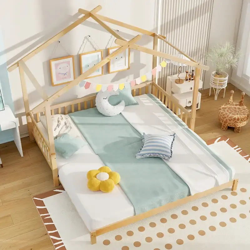 Le lit cabane en bois peut être transformé d'un lit simple en un canapé-lit king-size, avec des barrières de sécurité et des éléments décoratifs.