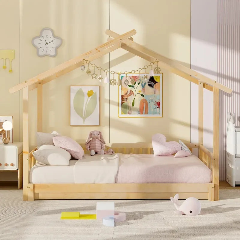 Le lit cabane en bois peut être transformé d'un lit simple en un canapé-lit king-size, avec des barrières de sécurité et des éléments décoratifs.