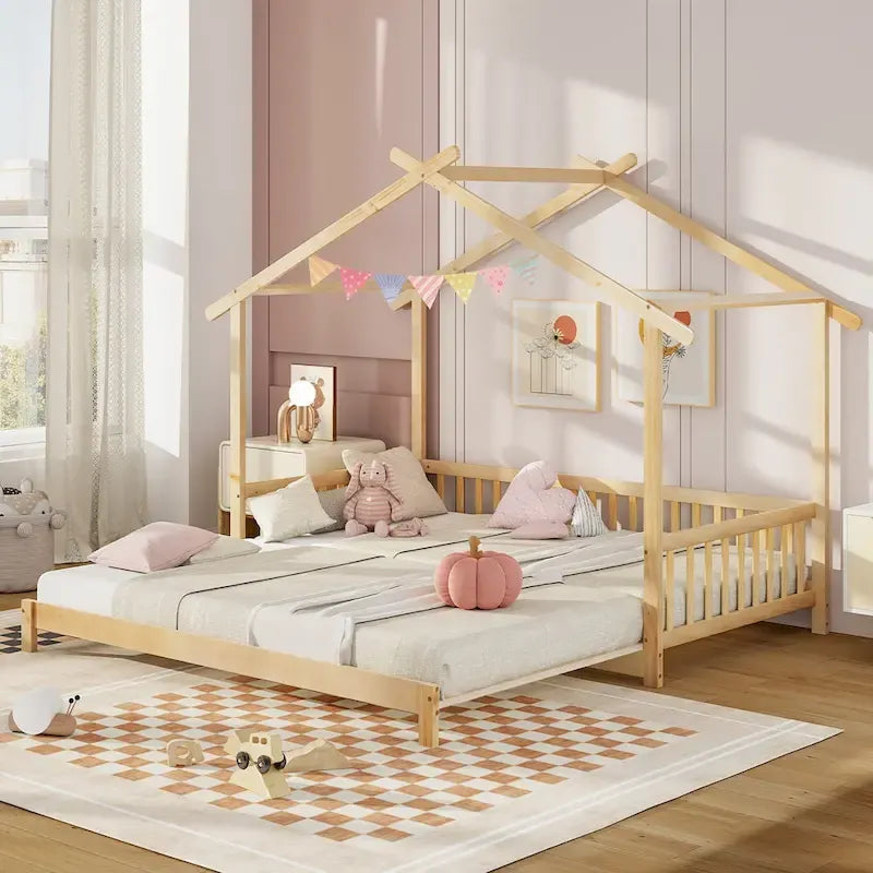 Le lit cabane en bois peut être transformé d'un lit simple en un canapé-lit king-size, avec des barrières de sécurité et des éléments décoratifs.