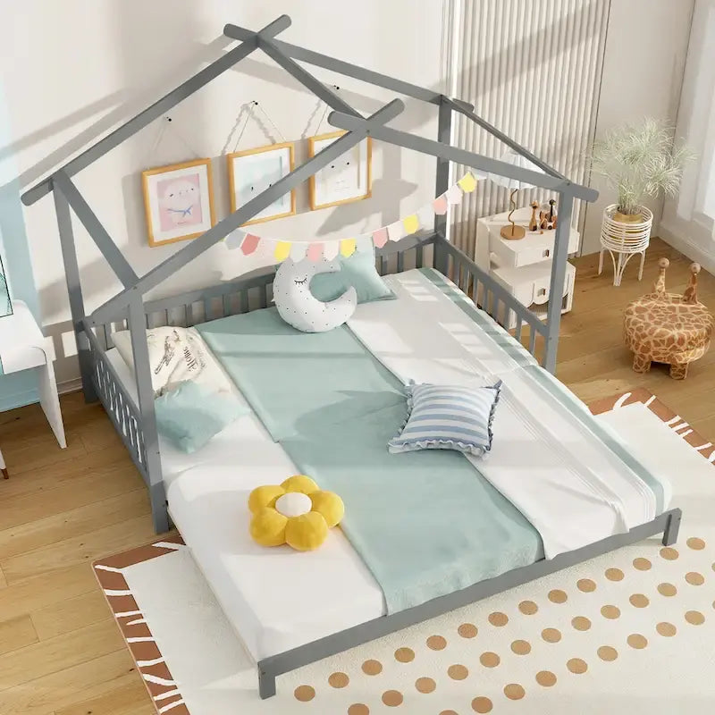 Le lit cabane en bois peut être transformé d'un lit simple en un canapé-lit king-size, avec des barrières de sécurité et des éléments décoratifs.