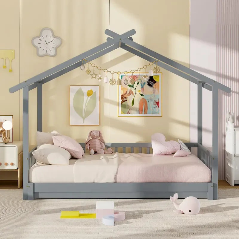 Le lit cabane en bois peut être transformé d'un lit simple en un canapé-lit king-size, avec des barrières de sécurité et des éléments décoratifs.