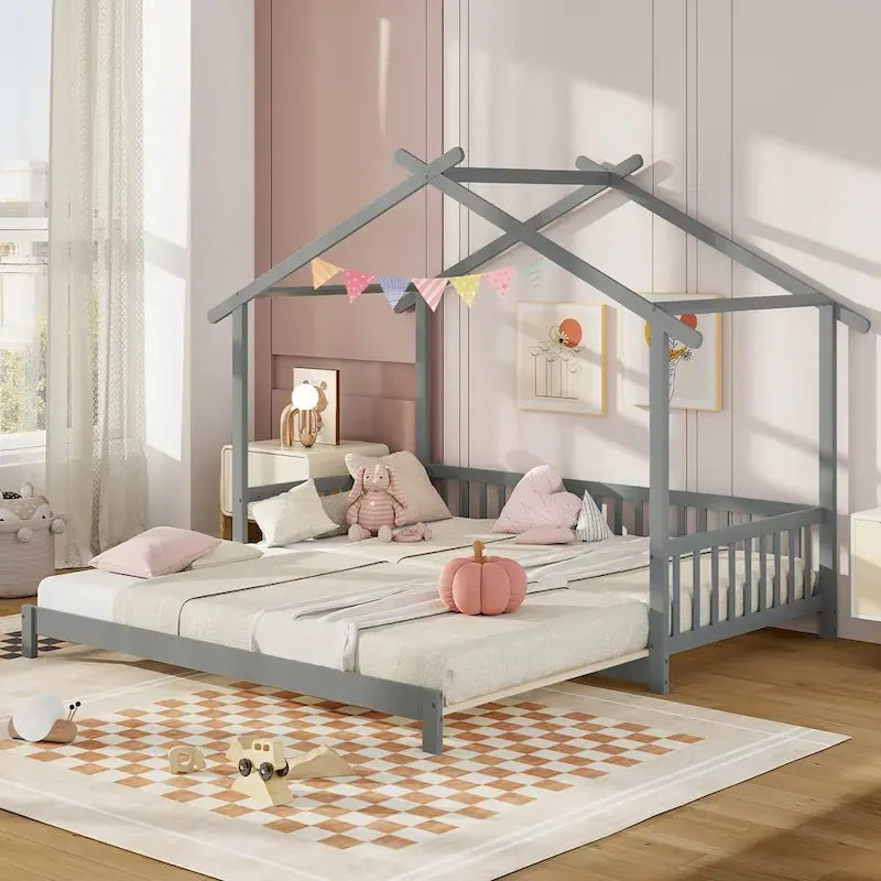 Le lit cabane en bois peut être transformé d'un lit simple en un canapé-lit king-size, avec des barrières de sécurité et des éléments décoratifs.