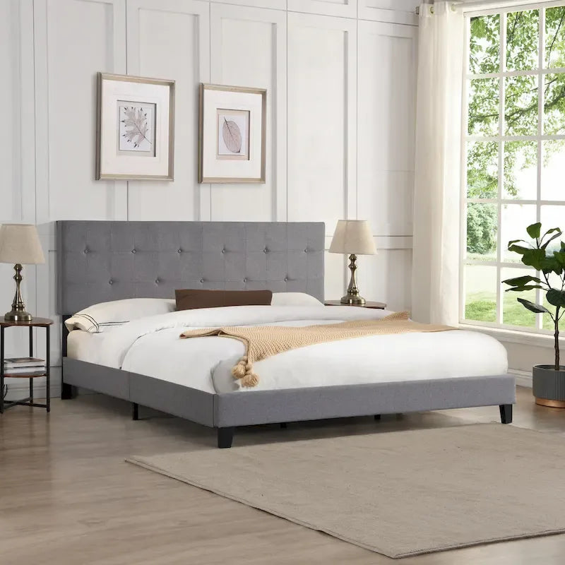 Lit plateforme King capitonné avec tête de lit en lin touffeté de boutons