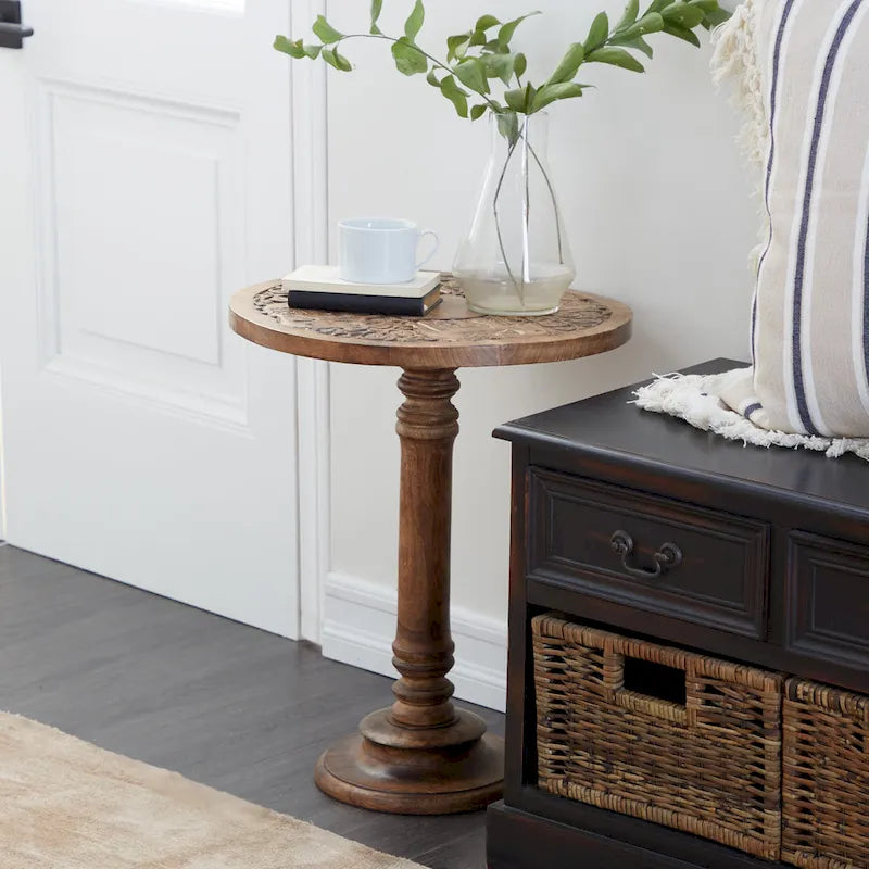 Table d'appoint en bois de manguier avec motifs d'éléphants ou floraux finement sculptés à la main, base tournée - marron foncé.