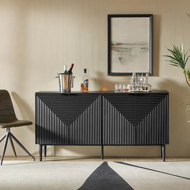 Buffet moderne de 160 cm de large à quatre portes, avec range-bouteilles et pieds en métal.