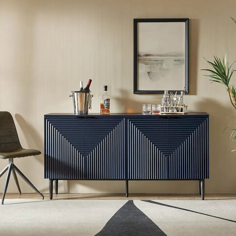 Buffet moderne de 160 cm de large à quatre portes, avec range-bouteilles et pieds en métal.