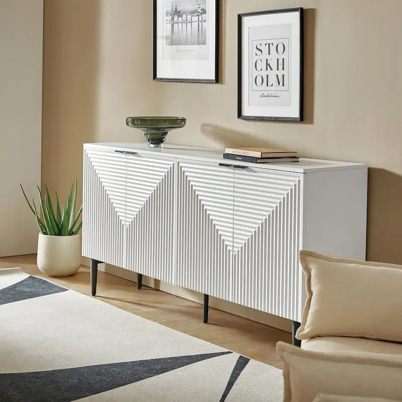 Buffet moderne de 160 cm de large à quatre portes, avec range-bouteilles et pieds en métal.