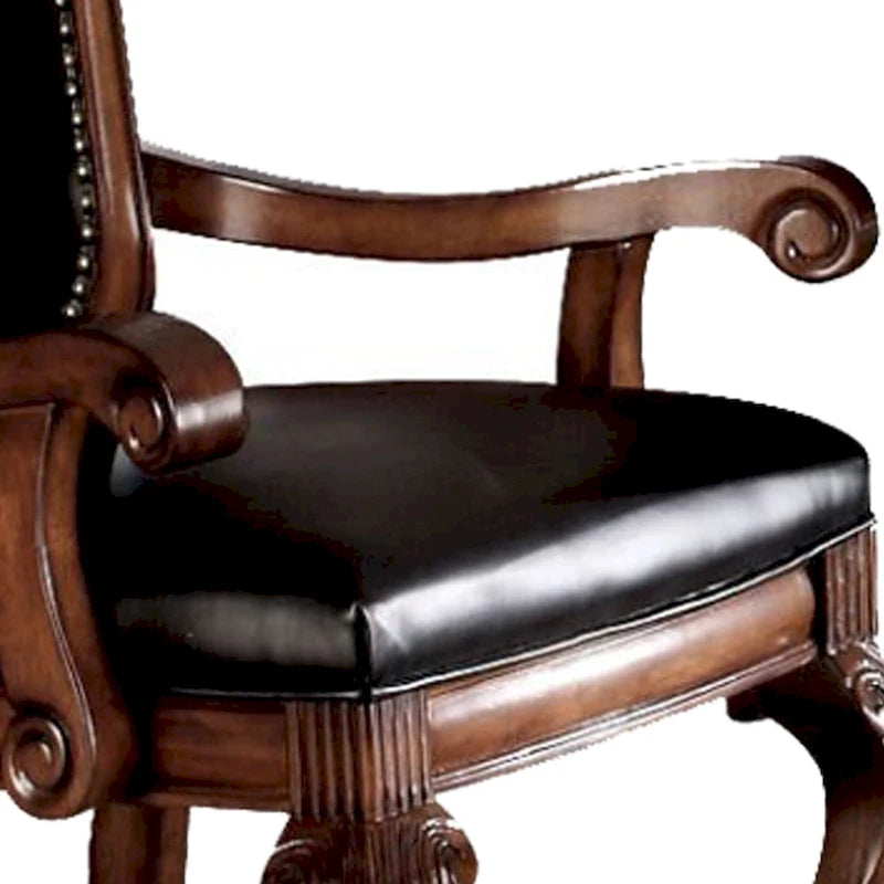 Fauteuils (lot de deux), en polyuréthane noir et bois de cerisier.
