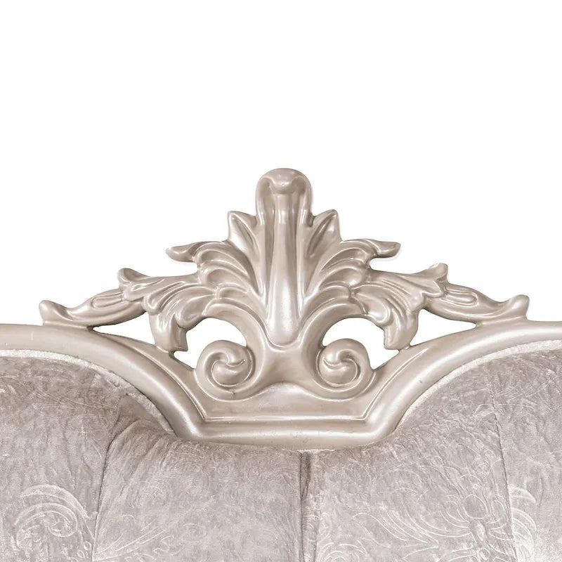 Canapé traditionnel avec dossier capitonné et coussins décoratifs.