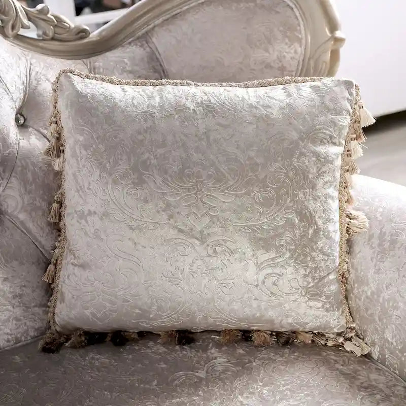 Canapé traditionnel avec dossier capitonné et coussins décoratifs.