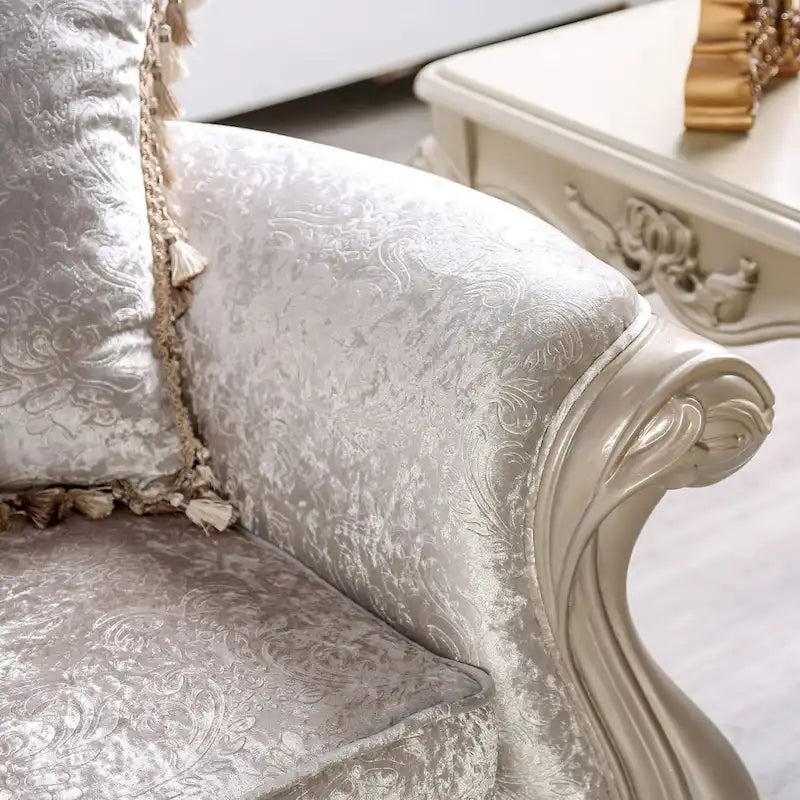 Canapé traditionnel avec dossier capitonné et coussins décoratifs.