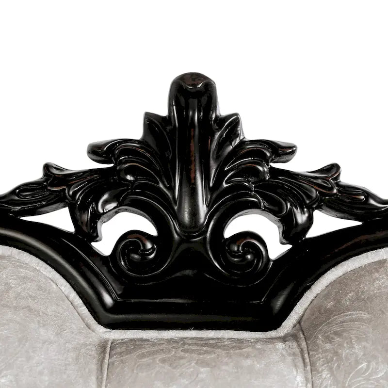 Canapé traditionnel avec dossier capitonné et coussins décoratifs.