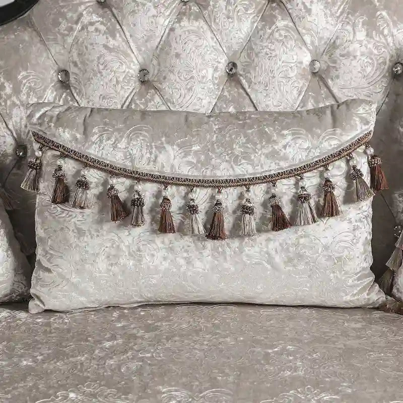 Canapé traditionnel avec dossier capitonné et coussins décoratifs.
