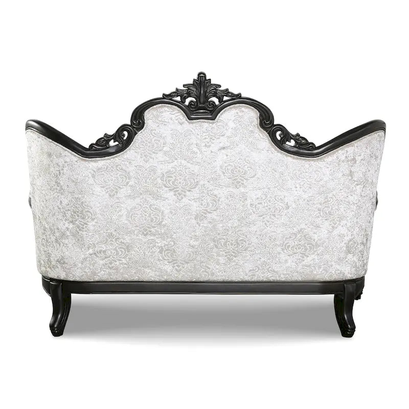 Canapé traditionnel avec dossier capitonné et coussins décoratifs.