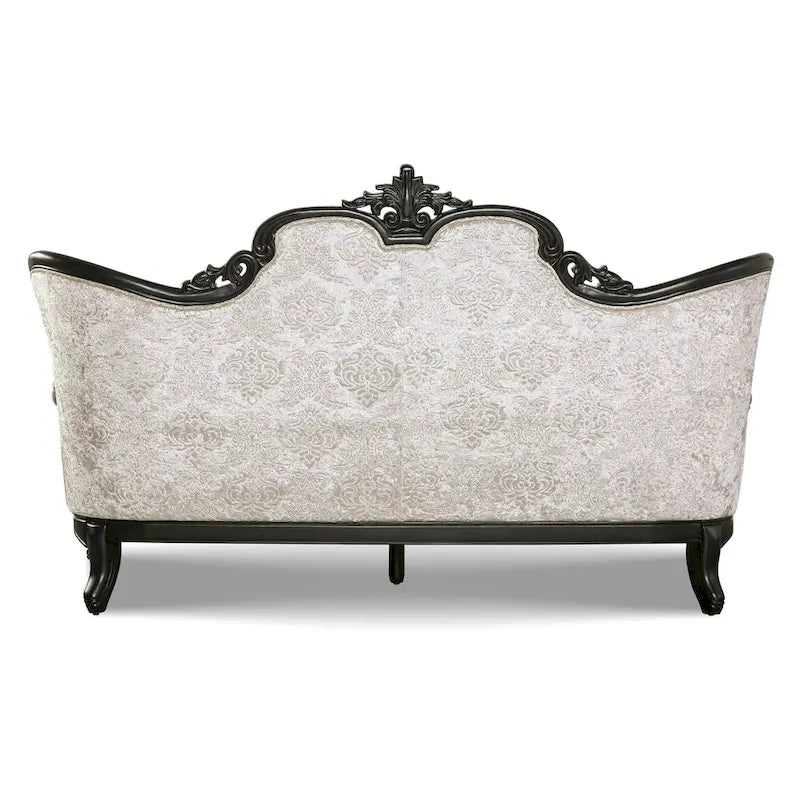 Canapé traditionnel avec dossier capitonné et coussins décoratifs.