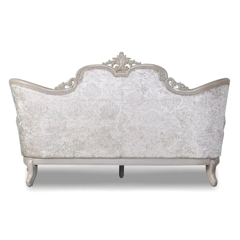 Canapé traditionnel avec dossier capitonné et coussins décoratifs.