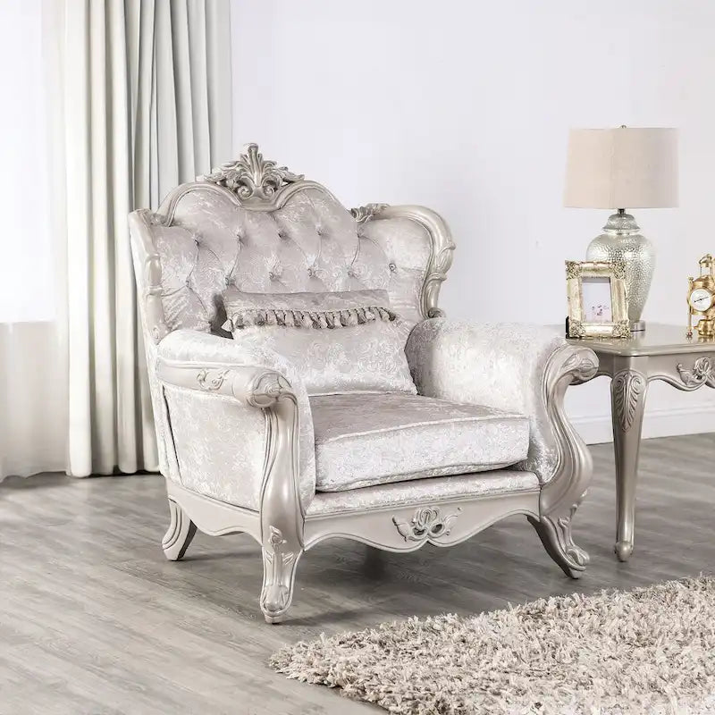 Canapé traditionnel avec dossier capitonné et coussins décoratifs.