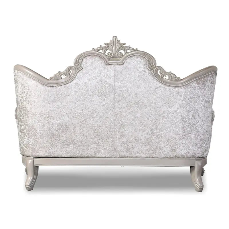 Canapé traditionnel avec dossier capitonné et coussins décoratifs.