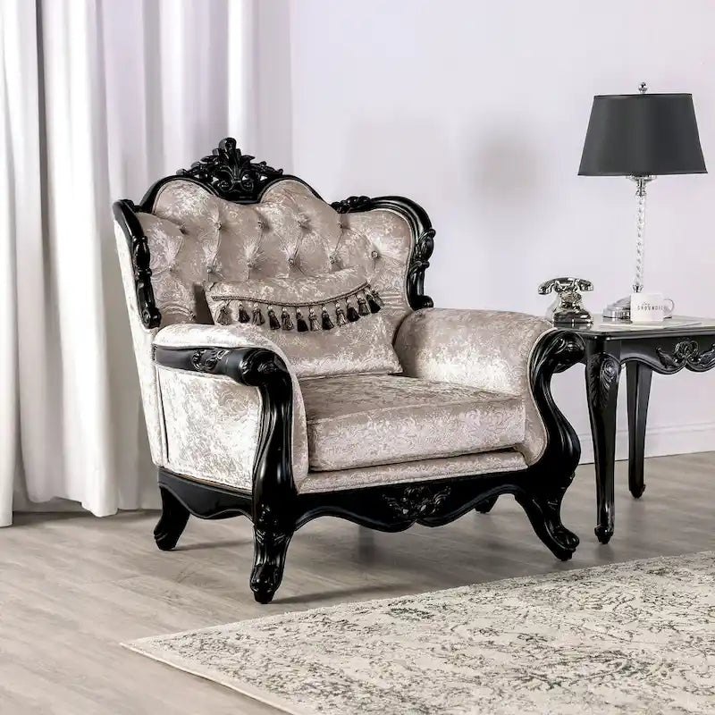 Canapé traditionnel avec dossier capitonné et coussins décoratifs.